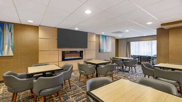 Café da manhã completo grátis todos os dias