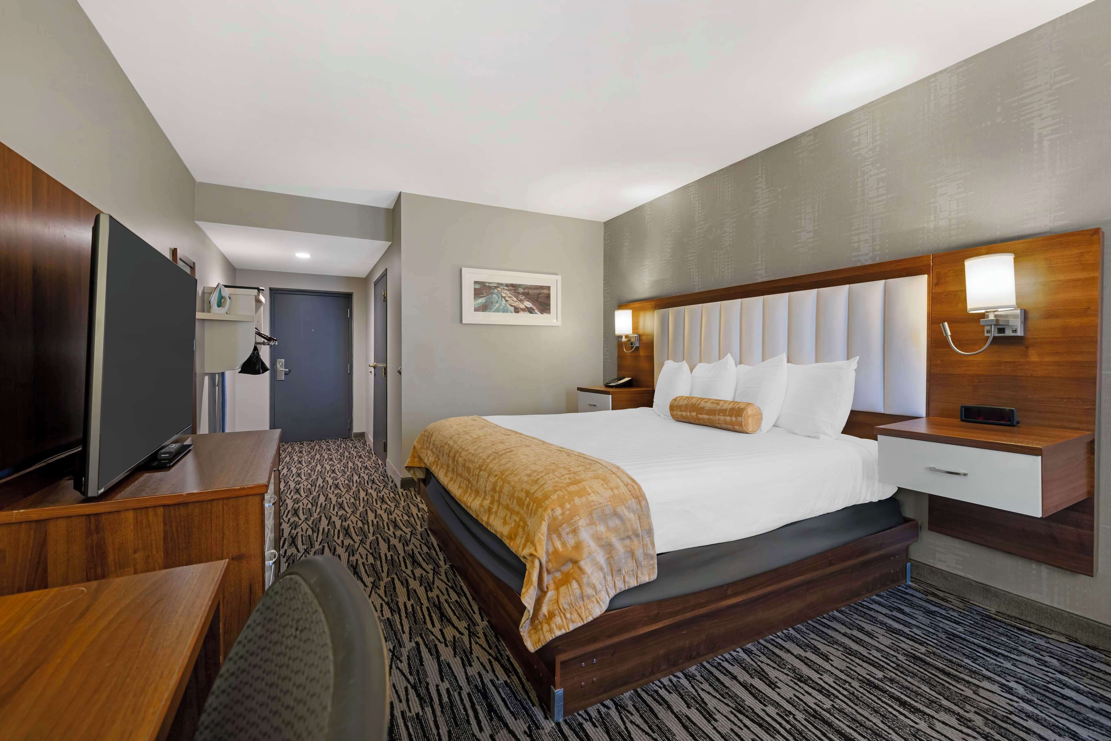 standard room, 1 king bed, accessible, non smoking | desk, laptop workspace, blackout curtains, iron/ironing board