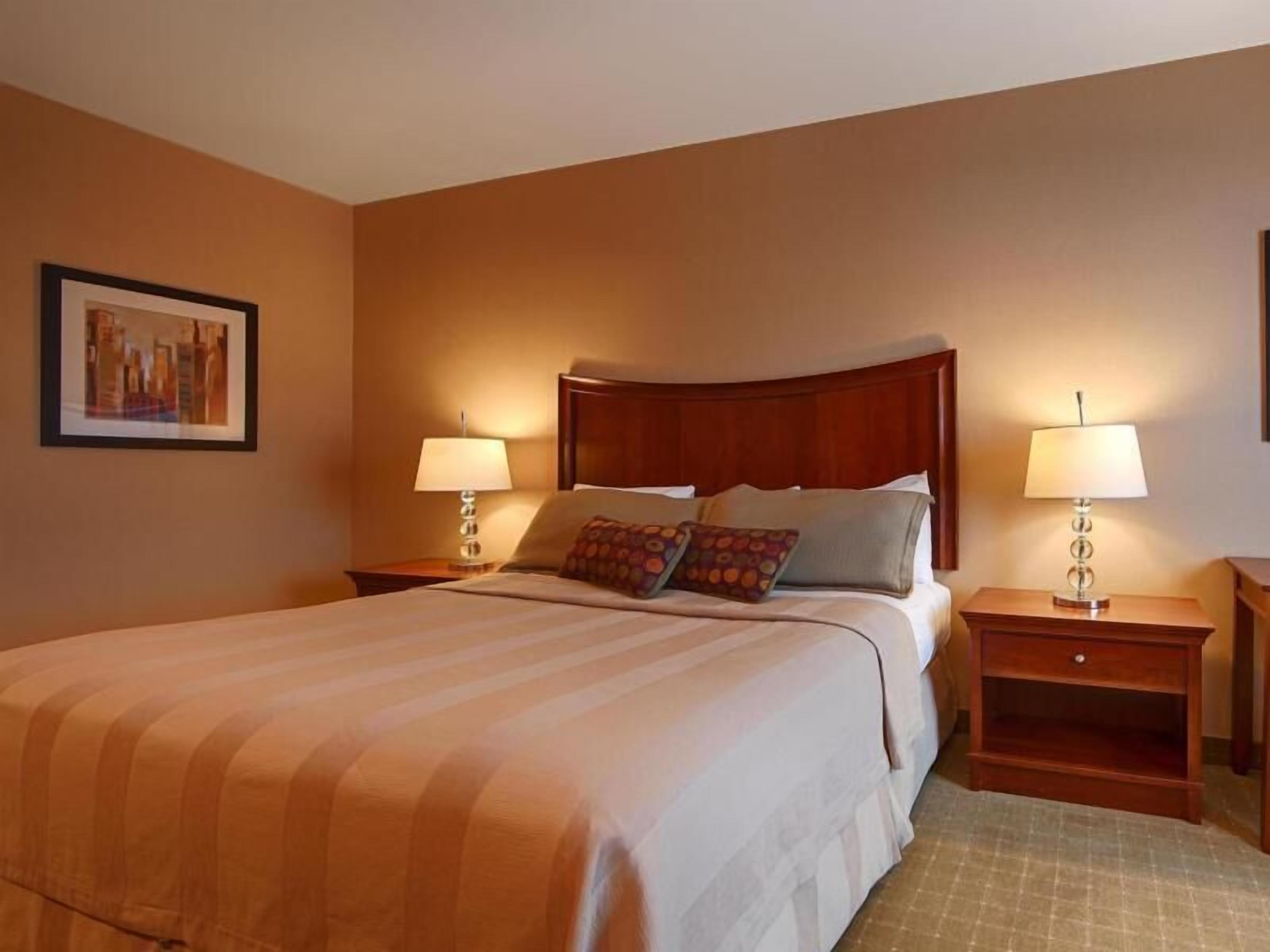 Bàn, khu vực làm việc phù hợp cho laptop, màn/rèm cản sáng 