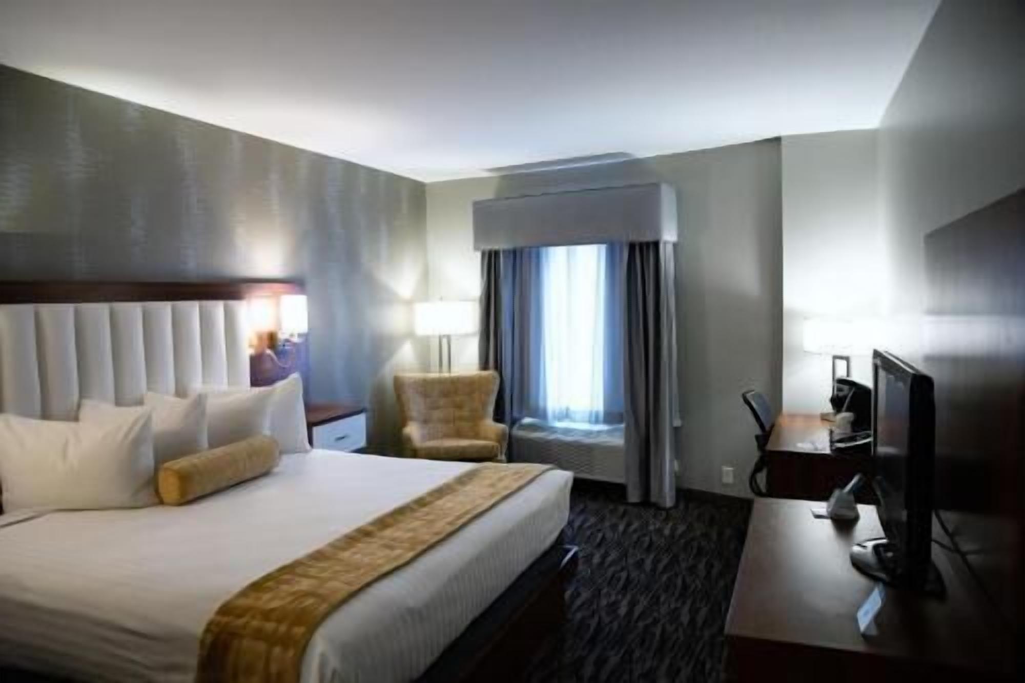 Bàn, khu vực làm việc phù hợp cho laptop, màn/rèm cản sáng 