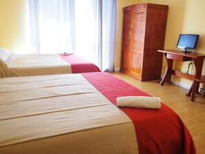Habitación triple | Muebles diferentes, escritorio y cortinas blackout 