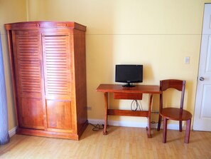 Habitació triple | Mobiliari individual, escriptori i cortines opaques
