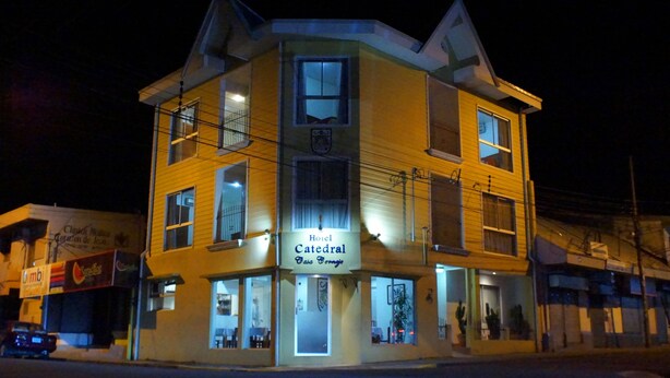 A multi-story building with a sign reading "Hotel Catedral Casa Bonj". - Hotel Catedral Casa Cornejo (Alajuela)