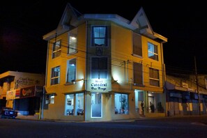 Un edificio de varios pisos con un letrero que dice "Hotel Catedral Casa Bonj".