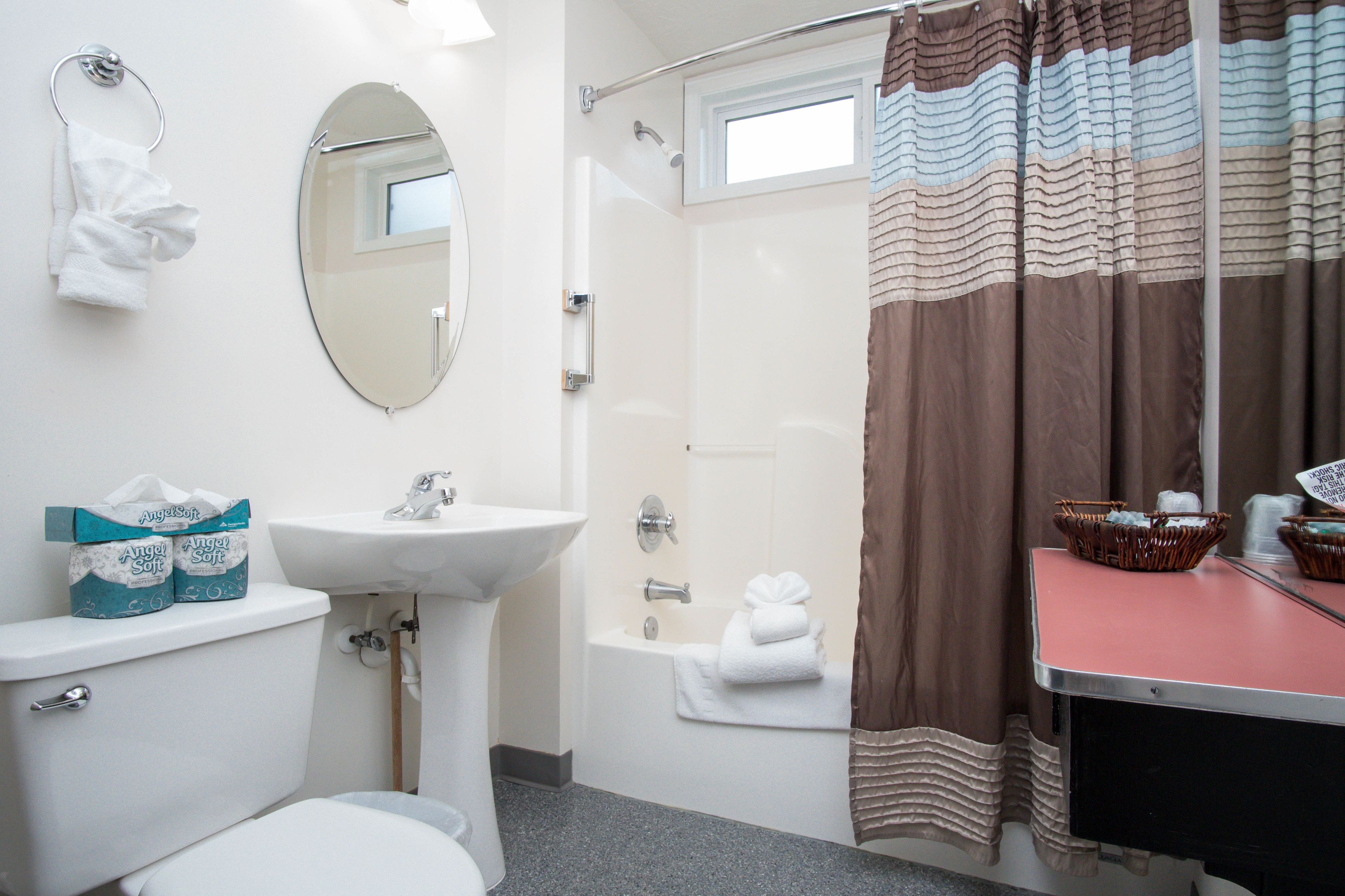 Junior Suite, 1 Bedroom | Bathroom | Combined shower/tub, free toiletries, hair dryer, towels