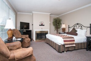 Premier Studio, 1 Queen Bed with Sofa bed, Fireplace | Living area | 42-inch LED TV with digital channels - Ecola Creek Lodge (Cannon Beach)