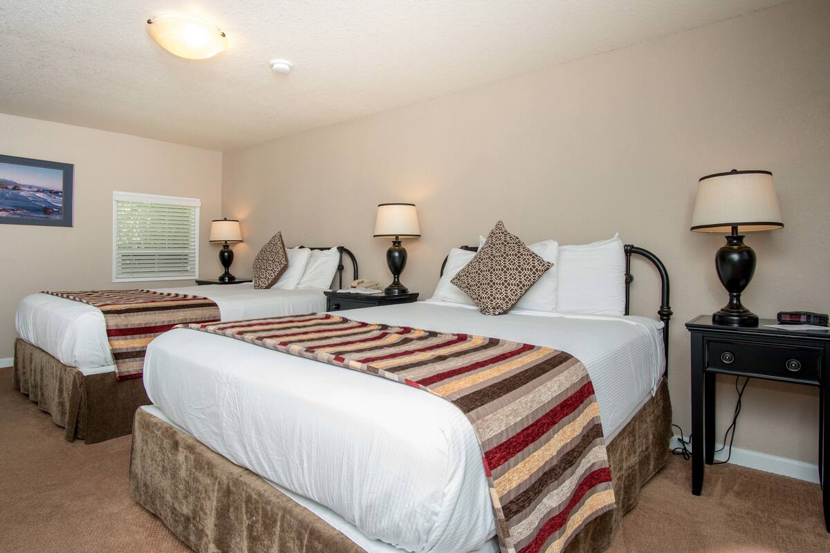 Chambre Simple Économique, plusieurs lits (Not Pet Friendly) | Fer et planche à repasser, Wi-Fi gratuit, ameublement personnalisé