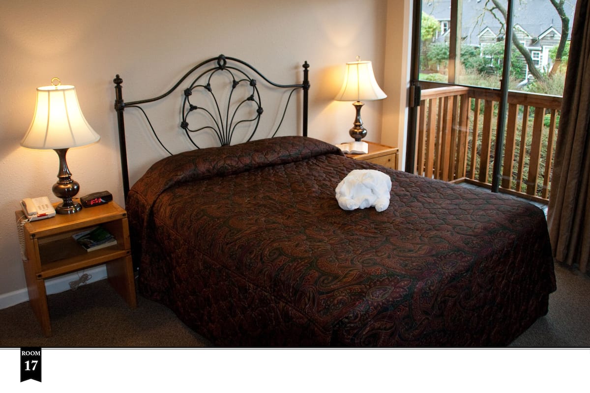 Standard Room, 1 Queen Bed (Not Pet Friendly) | Iron/ironing board, free WiFi, bed sheets
