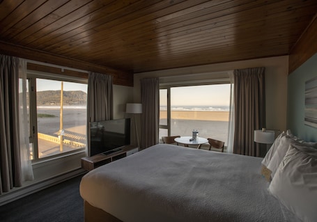 Espacio para trabajar con laptop y cortinas blackout . The Ocean Front at Seaside