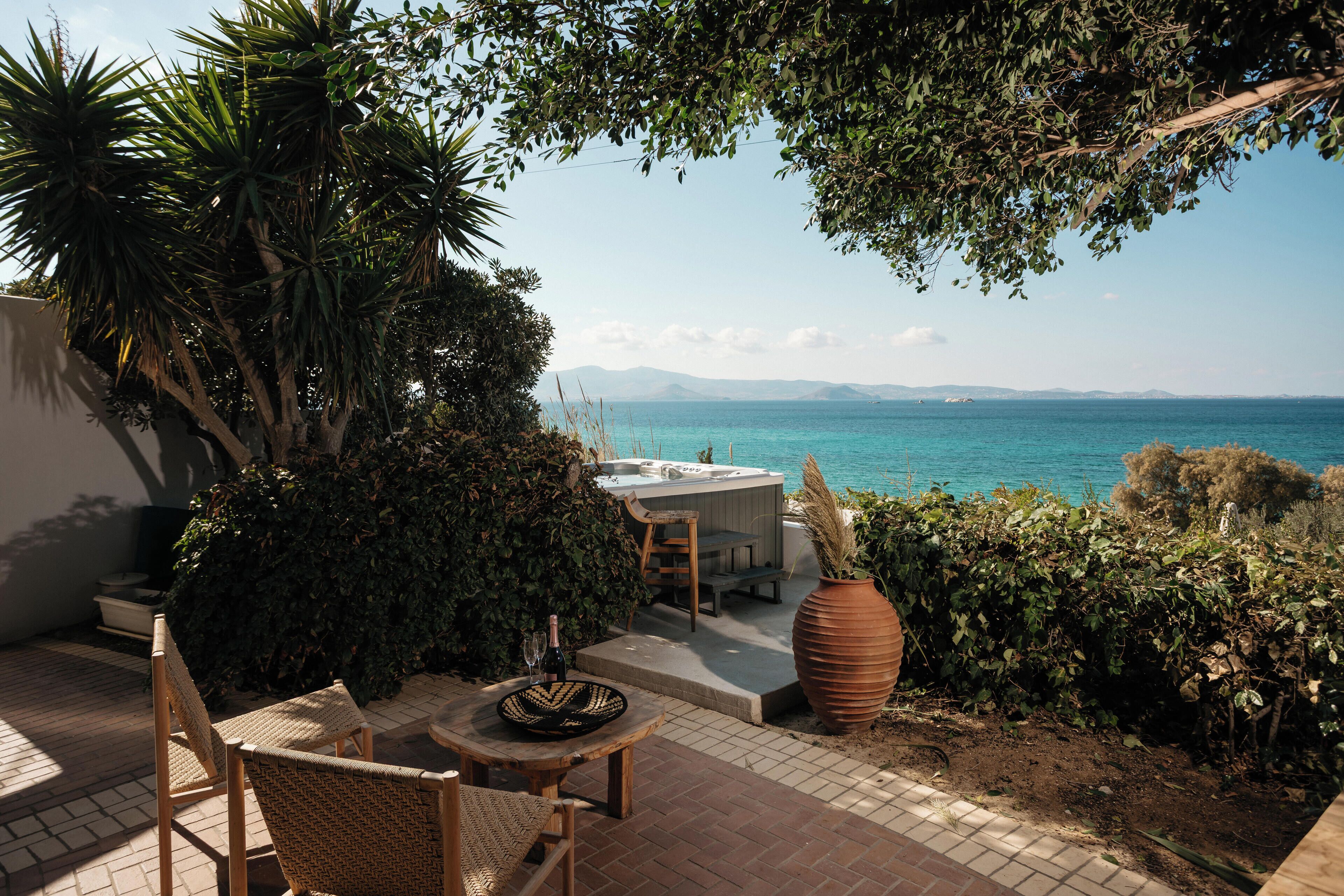 Studio Suite Superior, 1 phòng ngủ, quang cảnh biển, sát bãi biển | Khu phòng khách | TV plasma 32-inch có truyền hình vệ tinh, TV, đầu đĩa DVD 