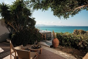 スーペリア スタジオスイート 1 ベッドルーム シービュー ビーチフロント | リビング エリア | 32 インチのプラズ マテレビ (衛星放送視聴可)、テレビ、DVD プレーヤー