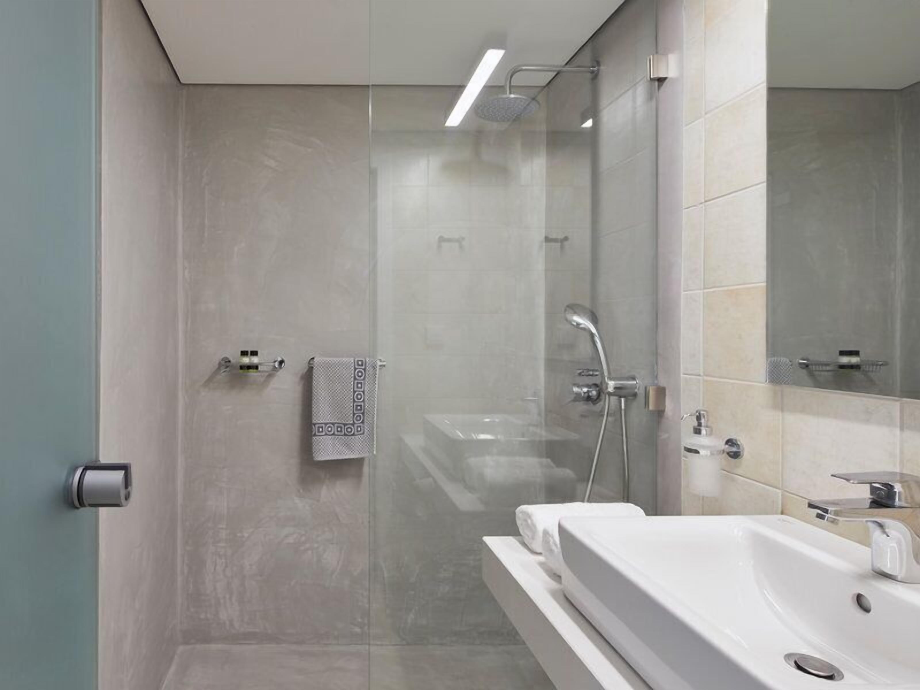 bathtub, free toiletries, hair dryer, towels