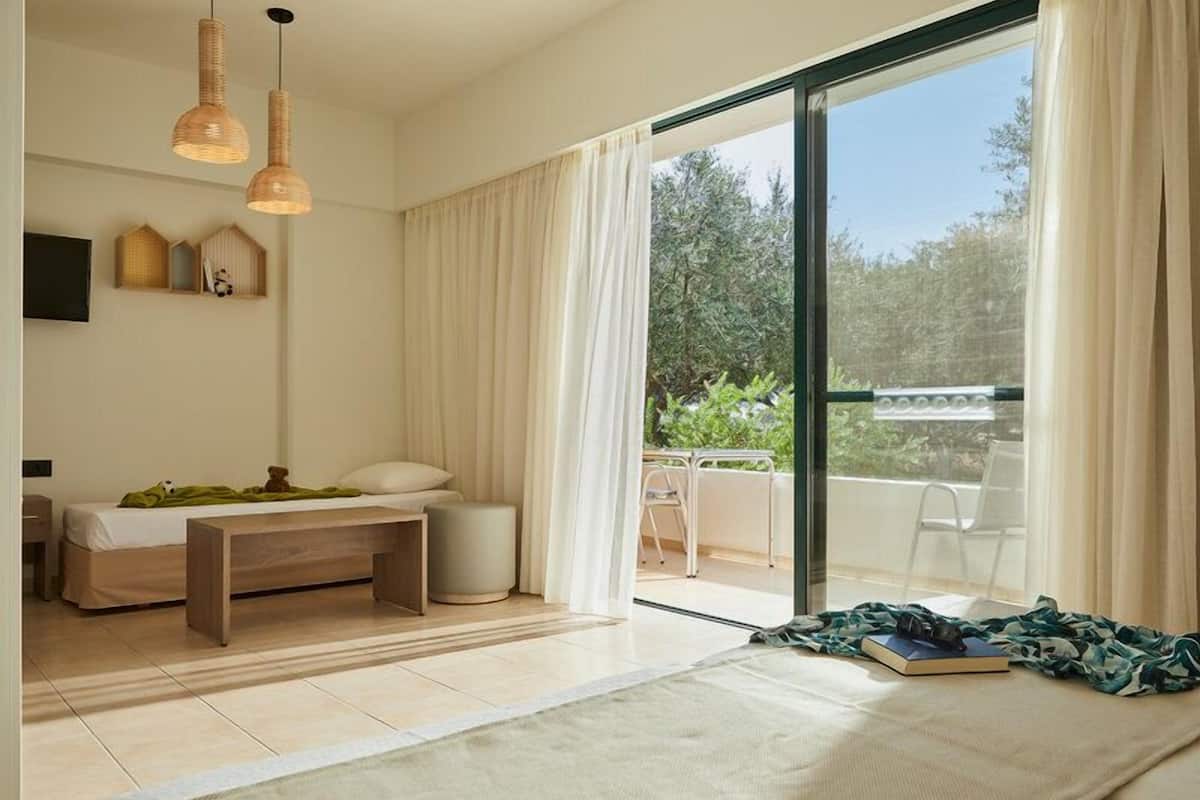 Apartment, 1 Bedroom, Garden View (sliding door) | Meja, langsir/tirai gelap terus, katil bayi/kot (percuma)