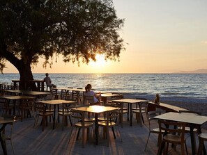 Dîner servi sur place, vue sur le jardin