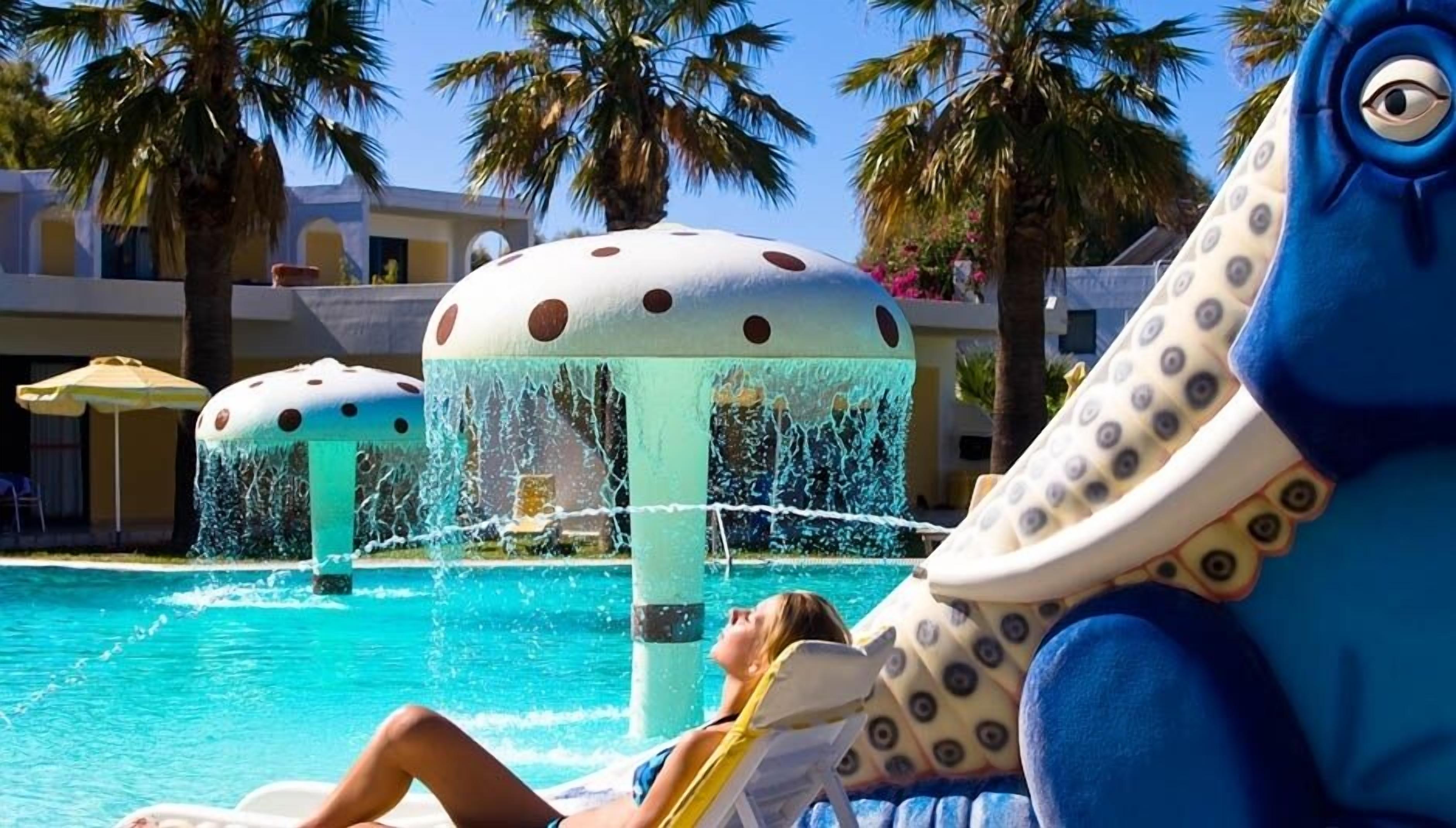 2 outdoor pools, pool loungers