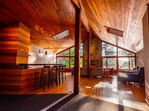 スイート (No Pets, No Kids) | リビング エリア | 暖炉