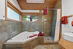 Suite (No Pets, No Kids) | Badezimmer | Komfortbadewanne, umweltfreundliche Kosmetikartikel, Haartrockner