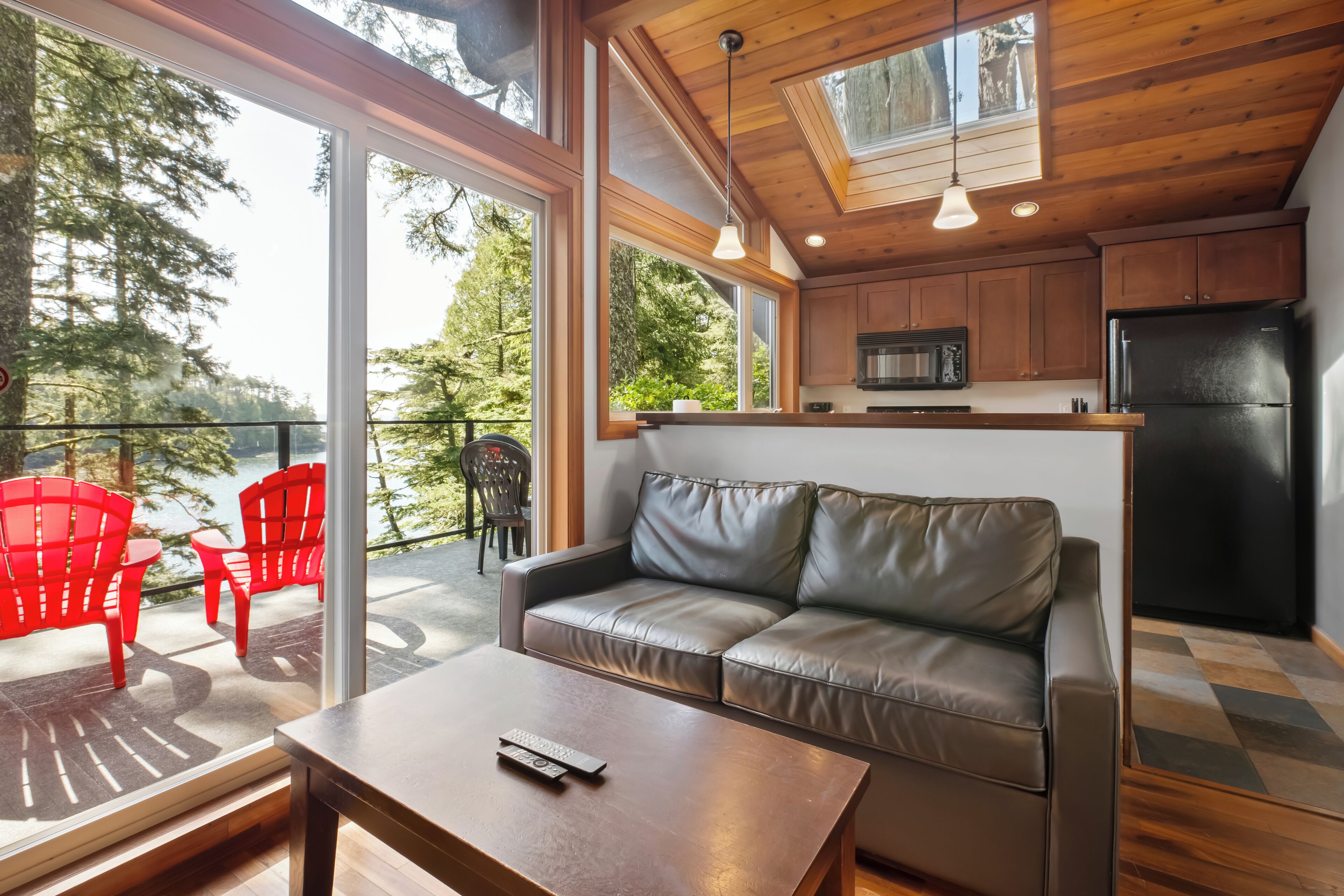 cabin, 2 bedrooms, oceanfront (nest)  | living area