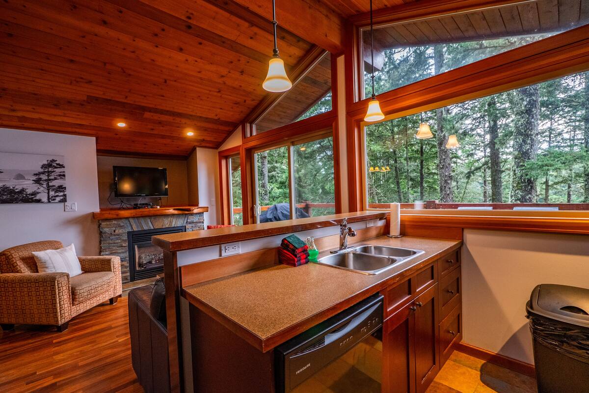 cabin, 2 bedrooms, oceanfront (nest)  | living room