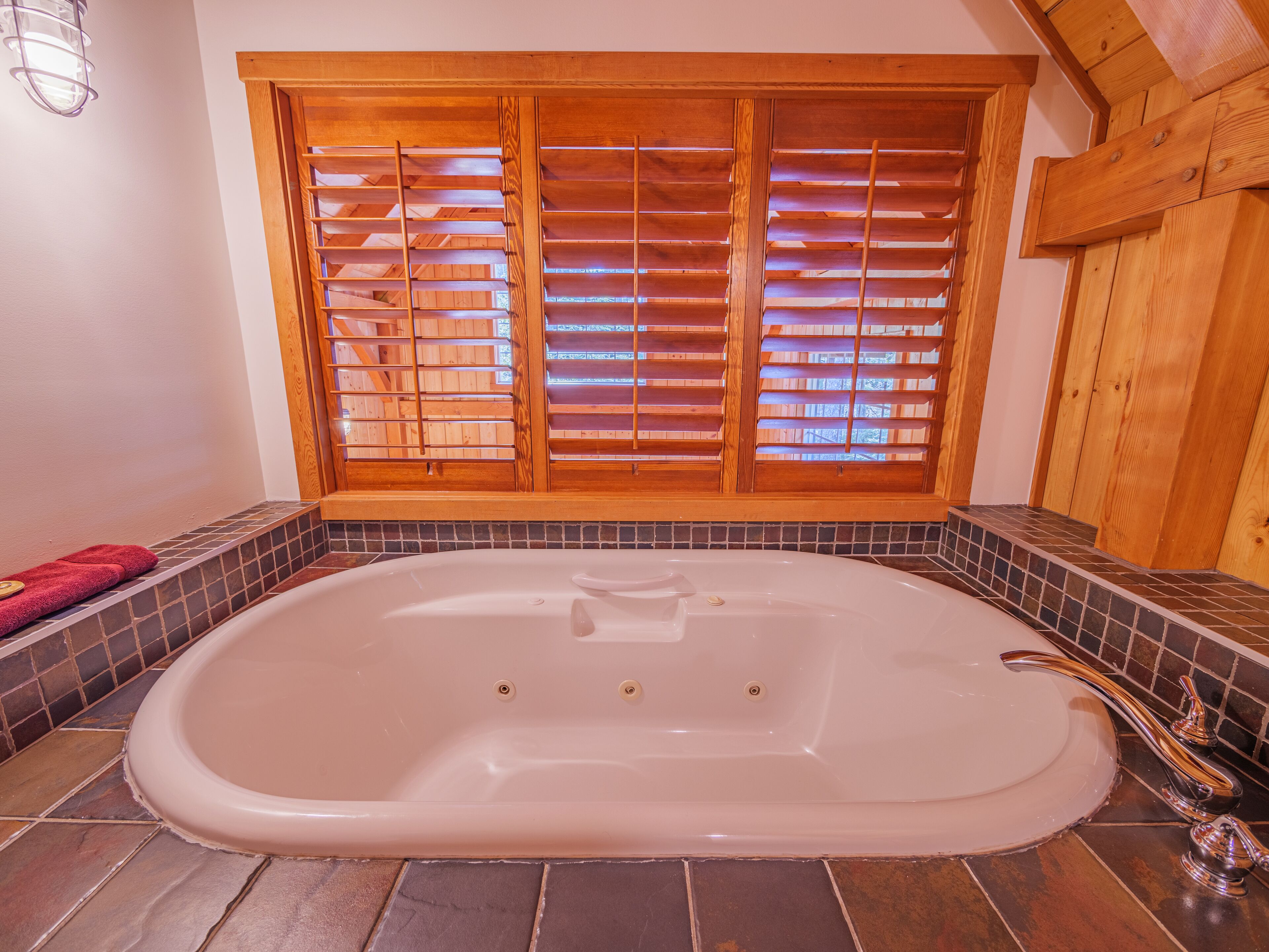 cabin, 2 bedrooms (starboard side) | jetted bathtub