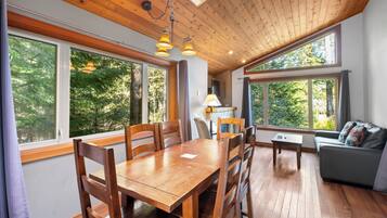 Cabin, 2 Bedrooms (Rainforest Upper Canopy) | Living area