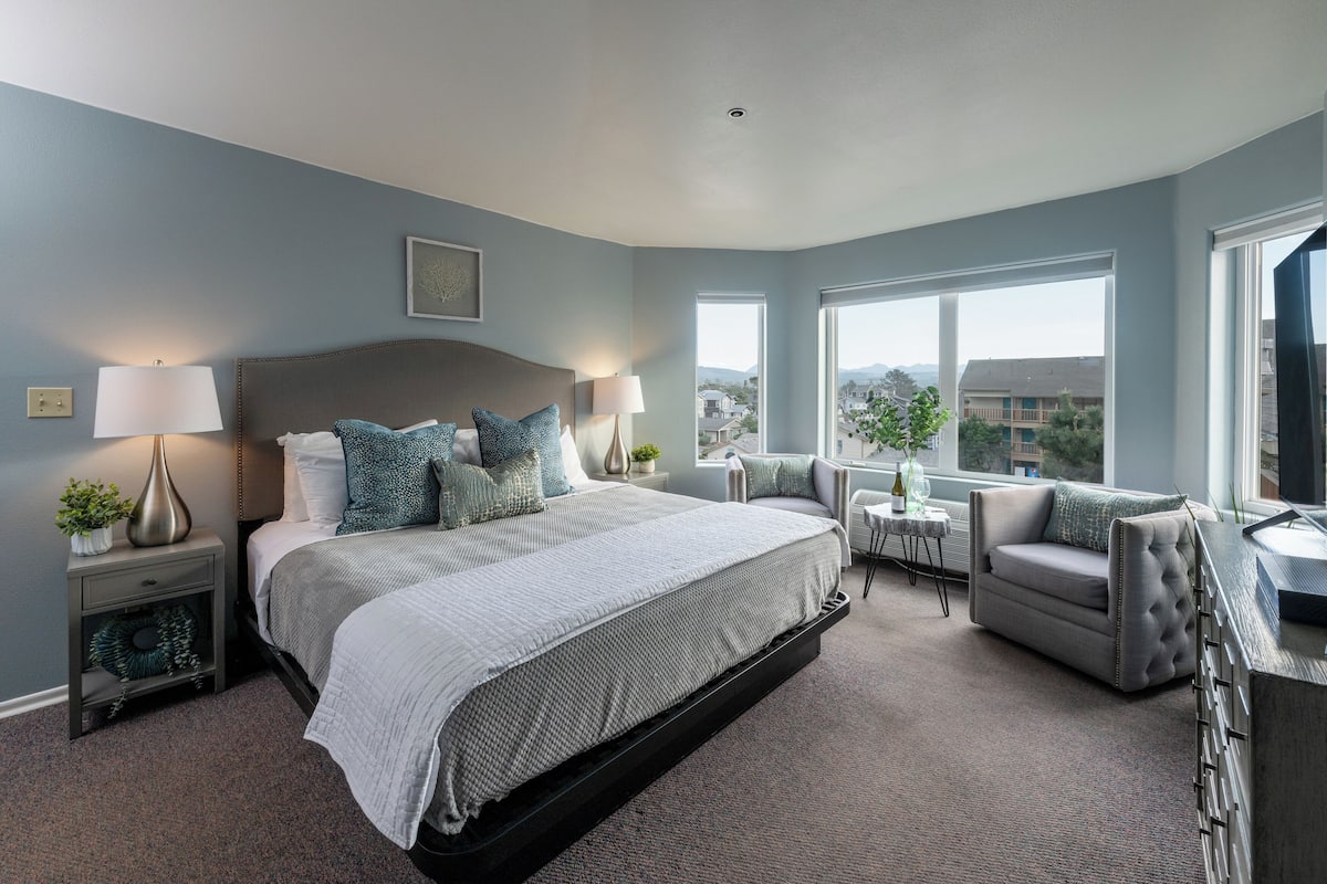 Deluxe King Partial Ocean View - Not Pet Friendly | Individually decorated, individually furnished, free WiFi, bed sheets