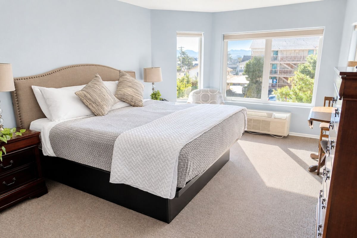 Habitación Confort, 1 cama de matrimonio grande, vistas parciales al mar (Not Pet Friendly) | Wifi gratis, decoración individual, mobiliario individual y ropa de cama