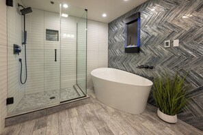 Oceanfront Suite 1 King & 1 Queen w/ Soaking Tub- Not Pet Friendly | Deep soaking bathtub