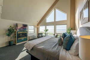 Oceanfront Penthouse Suite - 2 Bed, Jetted Tub, Fireplace - Not Pet Friendly | Beach/ocean view