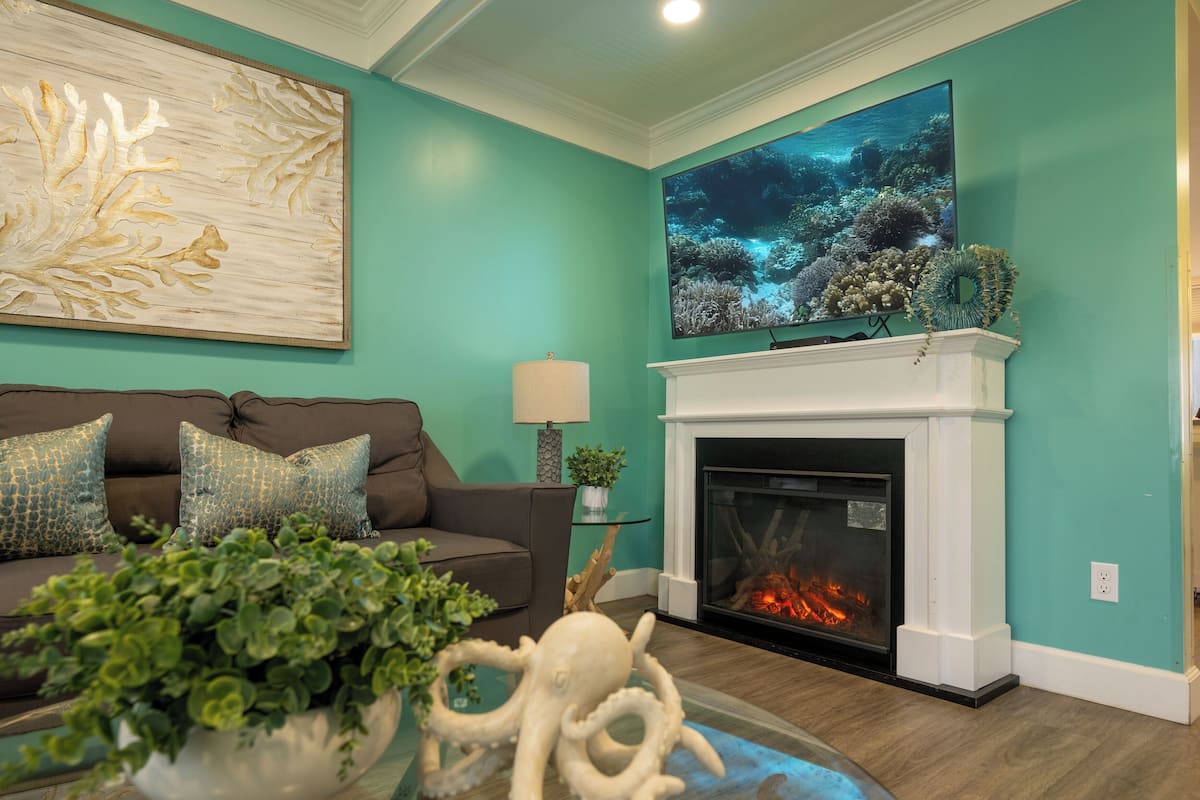 2 Bedroom Luxury Townhome, Fireplace, Kitchen - Not Pet Friendly | Individually decorated, individually furnished, free WiFi, bed sheets