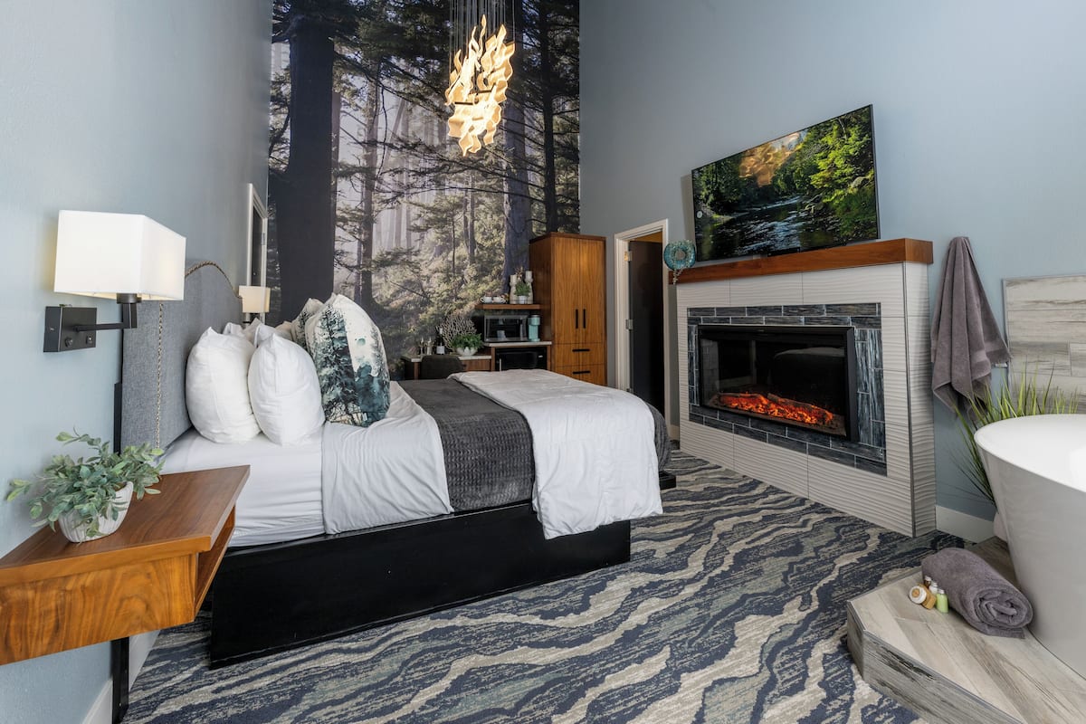 Partial Ocean View- Queen w/ Soaking Tub- Not Pet Friendly | Individually decorated, individually furnished, free WiFi, bed sheets