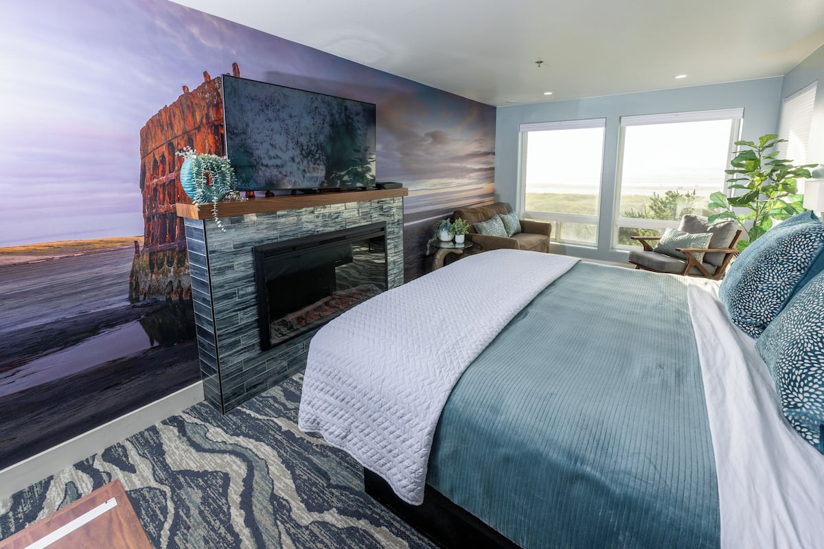 Oceanfront 2 Bedroom Suite, Jetted Tub, Fireplace - Not Pet Friendly | Individually decorated, individually furnished, free WiFi, bed sheets