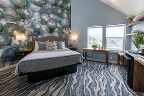 Luxury King Room, Jetted Tub, Mountain View - Not Pet Friendly | Individually decorated, individually furnished, free WiFi, bed sheets - Seaside Oceanfront Inn (Seaside)