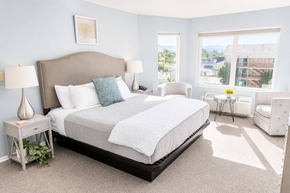 Habitación básica, 1 cama de matrimonio grande, vistas parciales al mar | Wifi gratis, decoración individual, mobiliario individual y ropa de cama