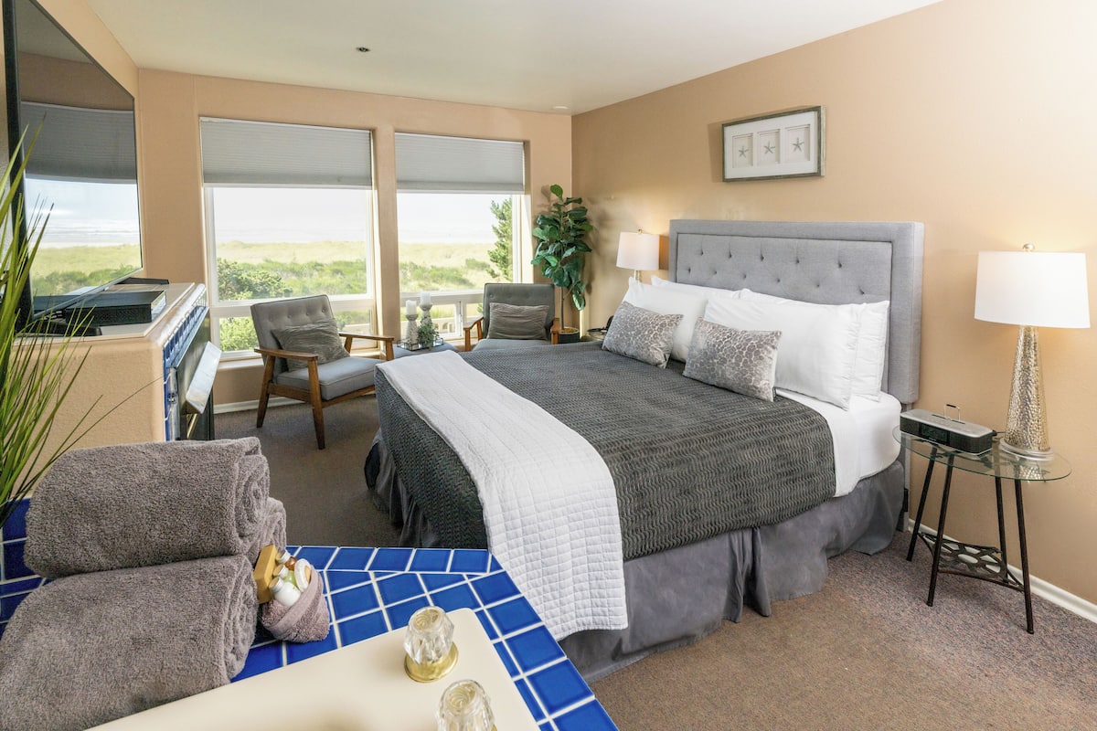 Queen Oceanfront Spa Room, Fireplace - Not Pet Friendly | Individually decorated, individually furnished, free WiFi, bed sheets