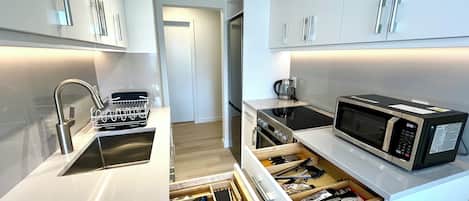Suite Premium, 1 habitación | Cocina privada | Refrigerador con congelador, microondas, horno y cafetera y tetera