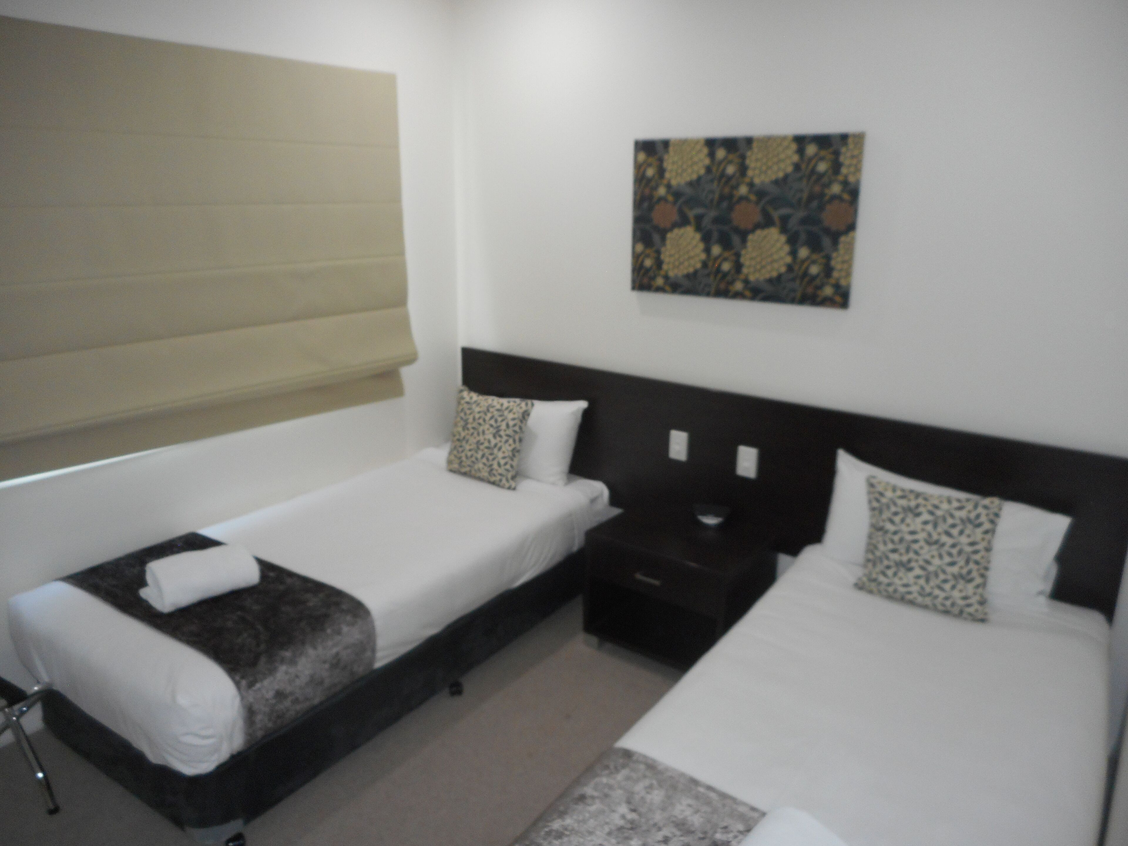 Escritorio, sistema de insonorización, tabla de planchar con plancha