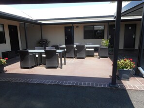 BBQ/picnic area - Injune Motor Inn (Injune)