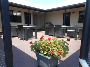 BBQ/picnic area - Injune Motor Inn (Injune)