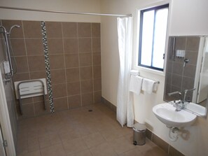 Twin Room | Bathroom | Shower, free toiletries, hair dryer, towels