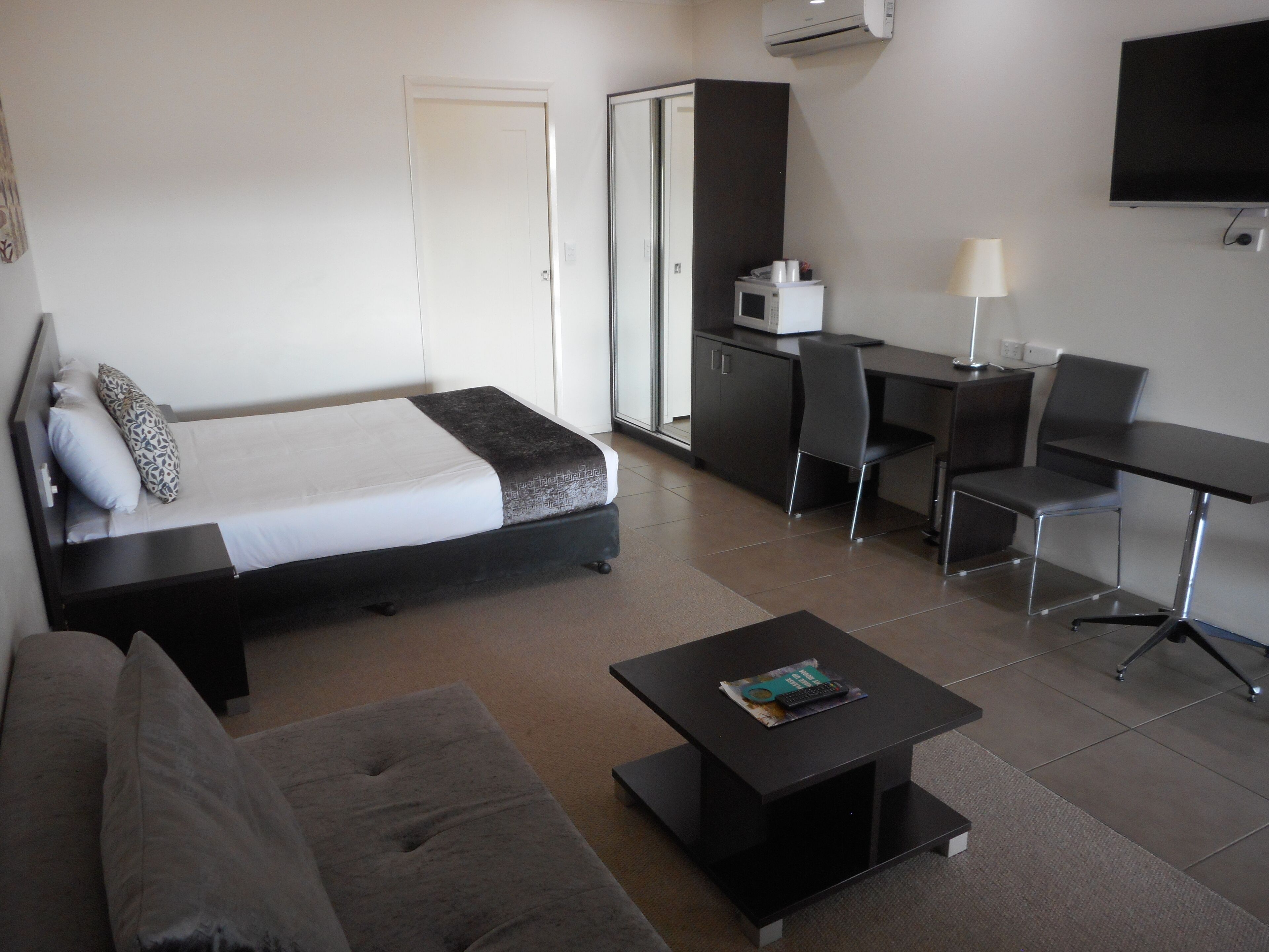 Escritorio, sistema de insonorización, tabla de planchar con plancha