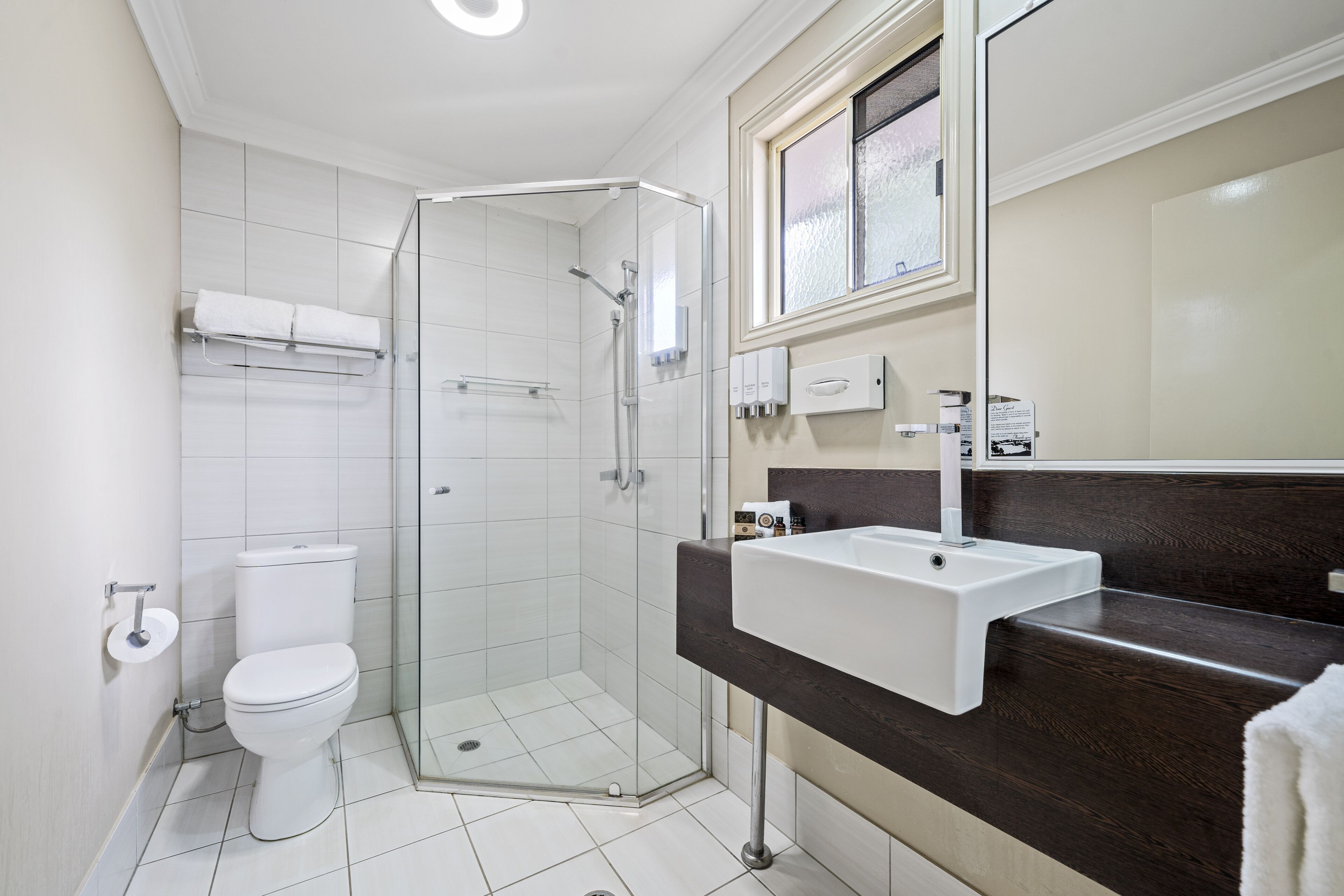 executive queen | bathroom | free toiletries, hair dryer, towels, soap