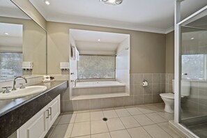 Estudi en suite, 1 llit de matrimoni gran, banyera d'hidromassatge | Bany | Articles de tocador gratuïts, assecador de cabells, tovalloles i sabó 
