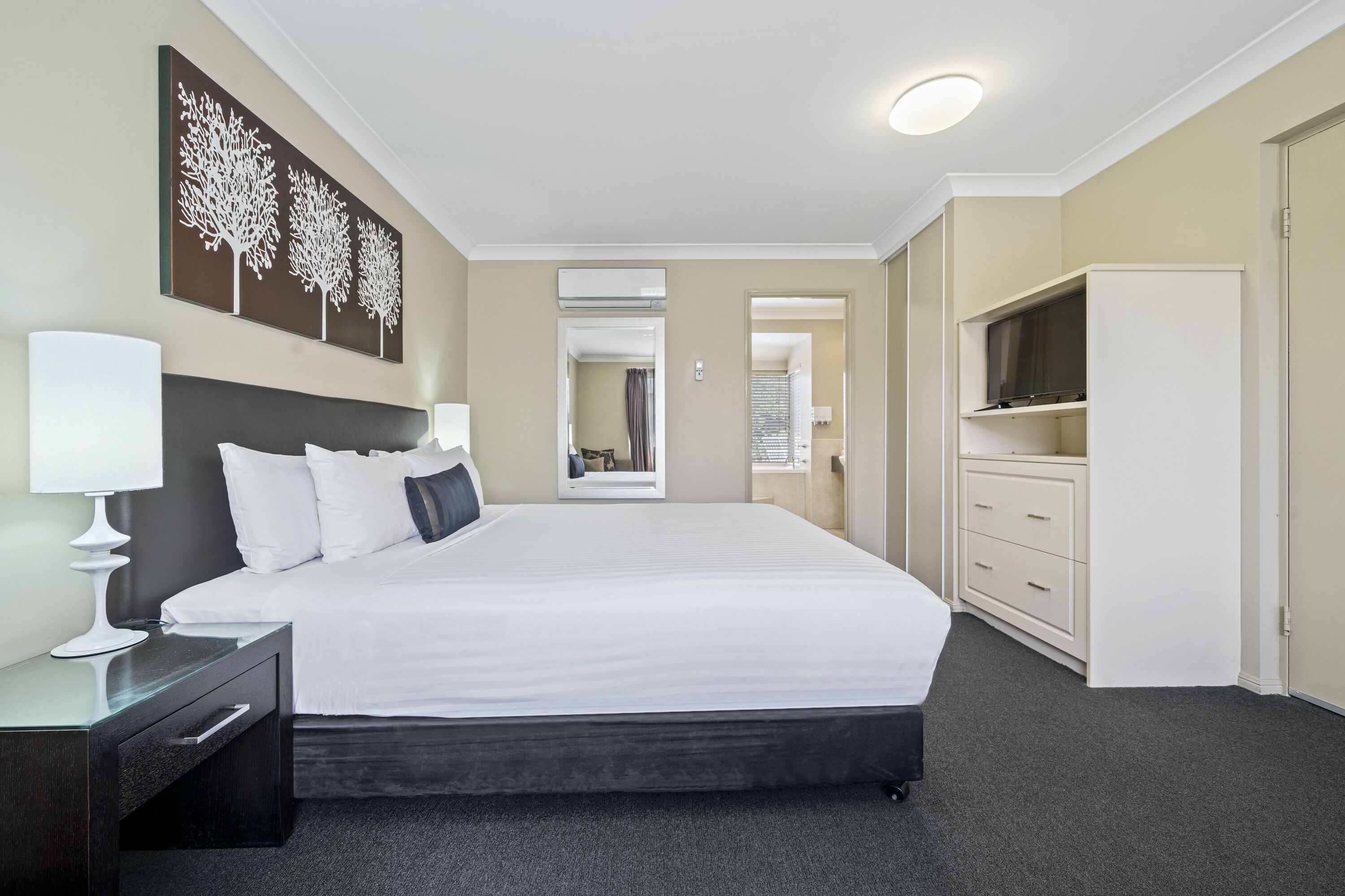 king suite | premium bedding, pillow-top beds, minibar, in-room safe