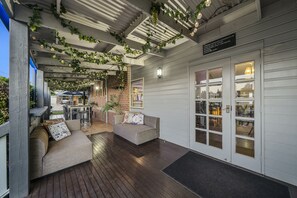 Aperto a cena, cucina regionale, con tavoli all'aperto 