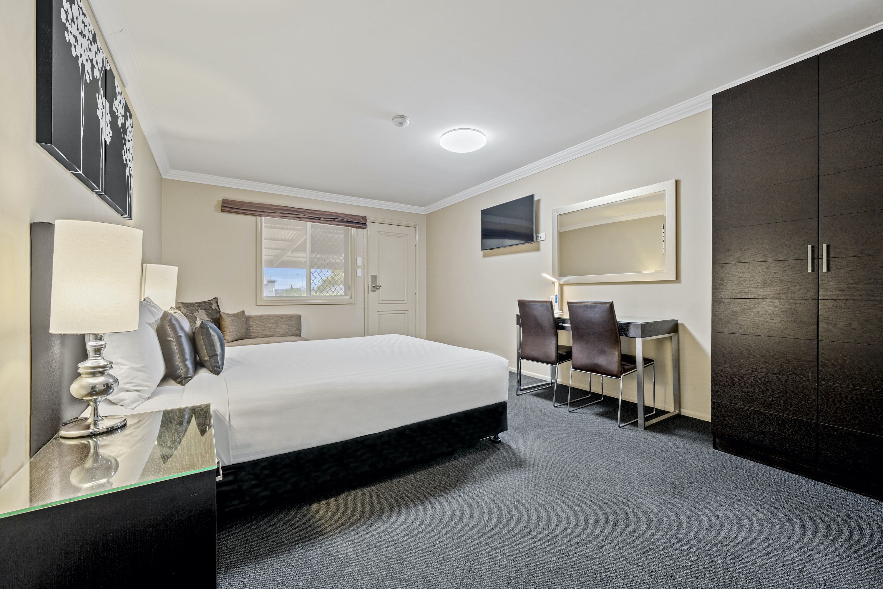 executive queen | premium bedding, pillow-top beds, minibar, in-room safe