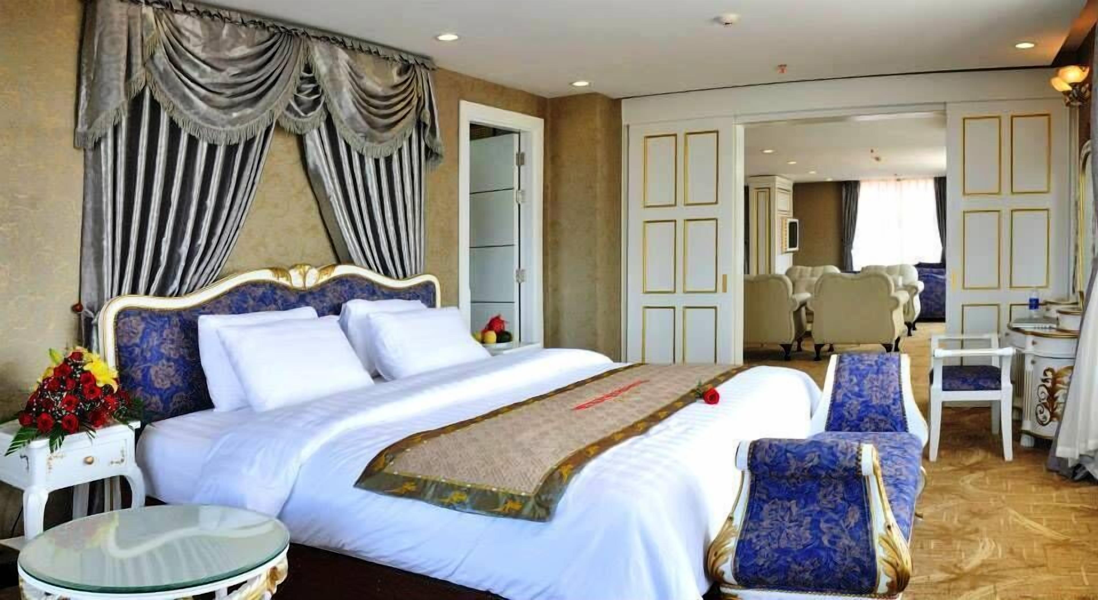 Chăn bông, minibar, két bảo mật tại phòng, bàn 