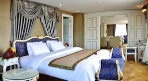 Edredons de pluma, frigobar, cofres nos quartos, escrivaninha