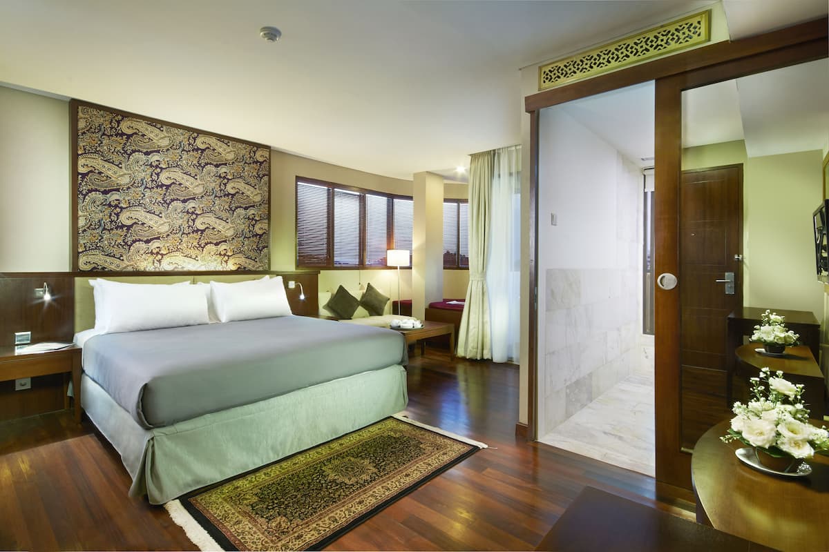 Kamer (Siliwangi Room) | Een kluis op de kamer, een bureau, een strijkplank/strijkijzer