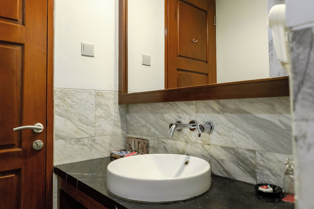 shower, rainfall showerhead, free toiletries, hair dryer